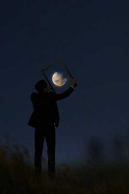 JPG 편집 편집이미지 남자 액자 밤하늘 틀 한명 사람 성인 야외 보름달 달 야간 합성 디지털아트 남자만 남자한명만 성인남자만 성인만 편집실사 자연요소 1 하늘 CG 파일형식