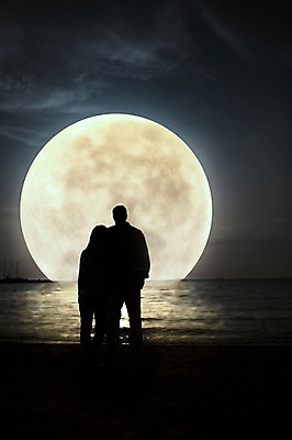 JPG 구름 편집 편집이미지 커플 여자 남자 실루엣 바다 데이트 밤하늘 사람 성인 야외 두명 보름달 달 야간 합성 디지털아트 성인만 편집실사 자연요소 관계 하늘 촬영기법 CG 파일형식