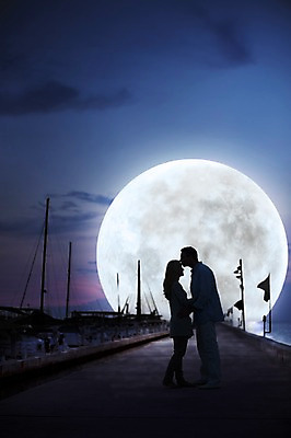 JPG 구름 편집 편집이미지 커플 여자 남자 실루엣 데이트 밤하늘 키스 성인 야외 두명 빛 항구 보름달 달 야간 스킨십 합성 선박 디지털아트 성인만 편집실사 자연요소 수상교통 관계 교통시설 하늘 촬영기법 사람 CG 애정표현 파일형식