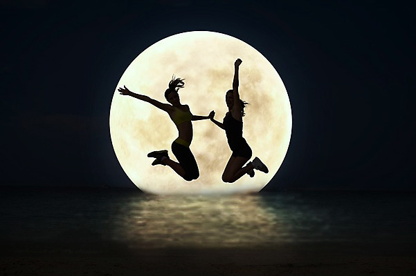 JPG 편집 편집이미지 여자 실루엣 바다 밤하늘 사람 성인 야외 두명 손잡기 점프 보름달 달 야간 합성 디지털아트 여자만 성인여자만 성인만 편집실사 자연요소 모션 하늘 촬영기법 CG 파일형식