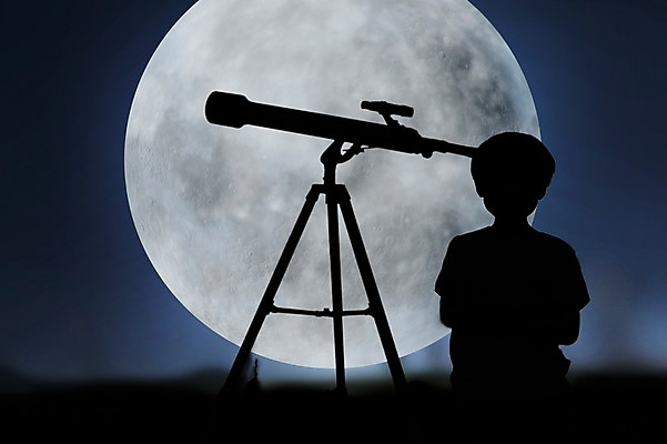 JPG 편집 편집이미지 남자 실루엣 어린이 밤하늘 한명 사람 야외 망원경 보름달 달 관찰 야간 합성 디지털아트 남자만 남자한명만 어린이만 소년만 소년한명만 편집실사 자연요소 1 모션 하늘 촬영기법 CG 파일형식