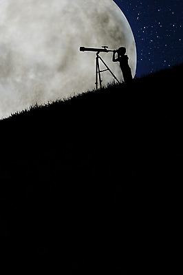 JPG 편집 편집이미지 남자 실루엣 별 어린이 밤하늘 한명 사람 야외 망원경 보름달 달 관찰 야간 합성 디지털아트 남자만 남자한명만 어린이만 소년만 소년한명만 편집실사 자연요소 1 모션 하늘 촬영기법 CG 파일형식