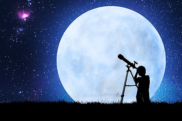 JPG 편집 편집이미지 남자 실루엣 별 어린이 밤하늘 한명 사람 야외 빛 망원경 보름달 달 관찰 야간 합성 디지털아트 남자만 남자한명만 어린이만 소년만 소년한명만 편집실사 자연요소 1 모션 하늘 촬영기법 CG 파일형식