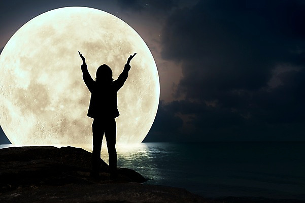 JPG 구름 편집 편집이미지 남자 실루엣 밤하늘 한명 사람 성인 야외 손들기 보름달 달 야간 합성 디지털아트 남자만 남자한명만 성인남자만 성인만 편집실사 자연요소 1 모션 하늘 촬영기법 CG 파일형식