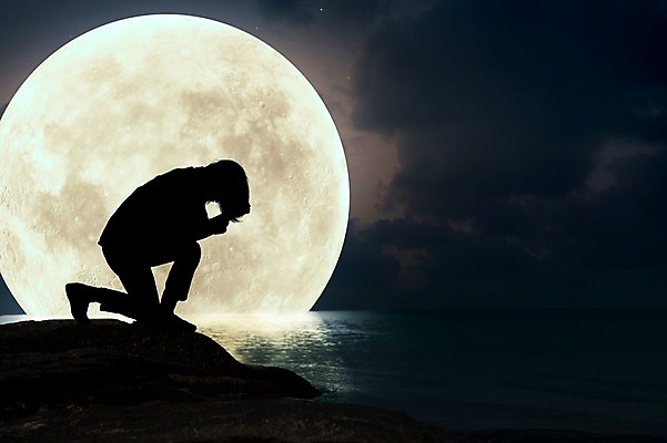 JPG 구름 편집 편집이미지 남자 실루엣 바다 밤하늘 한명 사람 성인 야외 보름달 달 야간 고민 합성 디지털아트 남자만 남자한명만 성인남자만 성인만 편집실사 자연요소 1 감정 하늘 촬영기법 CG 파일형식