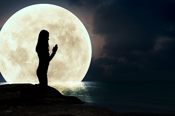 JPG 구름 편집 편집이미지 여자 실루엣 바다 밤하늘 한명 사람 성인 야외 빛 보름달 달 기도 야간 합성 손모으기 디지털아트 여자만 여자한명만 성인여자만 성인만 편집실사 자연요소 1 하늘 촬영기법 손짓 CG 파일형식