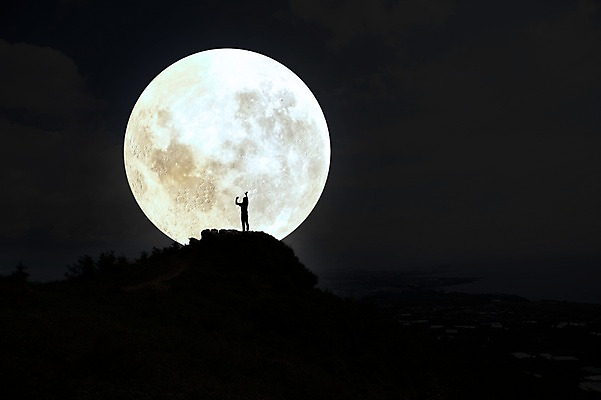 JPG 편집 편집이미지 남자 실루엣 어린이 밤하늘 한명 사람 소년 야외 보름달 달 야간 언덕 합성 디지털아트 남자만 남자한명만 어린이만 소년만 소년한명만 편집실사 자연요소 1 하늘 촬영기법 CG 파일형식