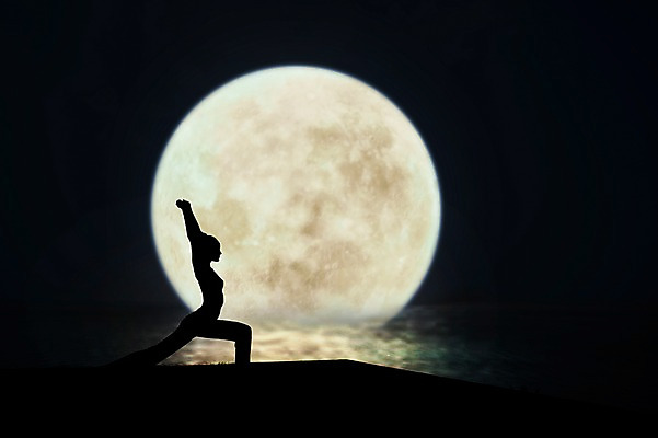 JPG 편집 편집이미지 여자 실루엣 바다 포즈 요가 밤하늘 한명 사람 성인 야외 빛 운동 스트레칭 보름달 달 야간 합성 디지털아트 여자만 여자한명만 성인여자만 성인만 편집실사 자연요소 1 웰빙 하늘 촬영기법 건강 CG 파일형식