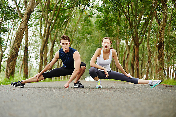 포토 JPG 주간 전신 서양인 외국인 백인 해외기획촬영 커플 공원 여자 남자 모션 2014년태국 사람 앉기 성인 야외 두명 앞모습 30대 운동복 운동 스트레칭 목표 열정 장년만 성인만 국내포토 자연요소 옷 공공시설 감정 뷰포인트 컨셉 관계 건강 인종 장년 파일형식
