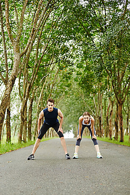 포토 JPG 주간 전신 서양인 외국인 나무 백인 해외기획촬영 커플 공원 여자 남자 모션 허리숙이기 2014년태국 서기 사람 성인 야외 두명 앞모습 30대 운동복 운동 스트레칭 목표 열정 장년만 성인만 국내포토 자연요소 식물 옷 공공시설 감정 뷰포인트 컨셉 관계 건강 숙이기 인종 장년 파일형식
