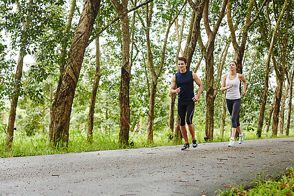 포토 JPG 주간 전신 서양인 외국인 백인 해외기획촬영 커플 공원 여자 남자 모션 2014년태국 사람 성인 야외 두명 앞모습 30대 운동복 조깅 운동 목표 열정 장년만 성인만 국내포토 자연요소 옷 공공시설 감정 뷰포인트 컨셉 관계 건강 인종 장년 파일형식