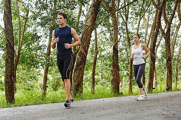 포토 JPG 주간 전신 서양인 외국인 나무 백인 해외기획촬영 커플 공원 여자 남자 모션 2014년태국 사람 성인 야외 두명 옆모습 30대 운동복 조깅 운동 목표 열정 장년만 성인만 국내포토 자연요소 식물 옷 공공시설 감정 뷰포인트 컨셉 관계 건강 인종 장년 파일형식