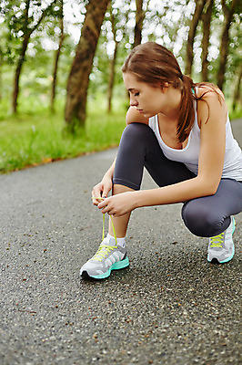 포토 JPG 주간 전신 서양인 외국인 해외기획촬영 공원 여자 신발 모션 2014년태국 한명 사람 앉기 성인 야외 앞모습 30대 운동복 운동 목표 묶기 열정 신발끈 성인여자한명만 장년만 장년여자만 장년여자한명만 국내포토 자연요소 1 옷 공공시설 감정 뷰포인트 컨셉 건강 인종 장년 여자만 여자한명만 성인여자만 성인만 파일형식