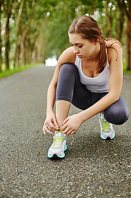 포토 JPG 주간 전신 서양인 외국인 해외기획촬영 공원 여자 신발 모션 2014년태국 한명 사람 앉기 성인 야외 앞모습 30대 운동복 운동 목표 묶기 열정 신발끈 신발끈묶기 성인여자한명만 장년만 장년여자만 장년여자한명만 국내포토 자연요소 1 옷 공공시설 감정 뷰포인트 컨셉 건강 인종 장년 여자만 여자한명만 성인여자만 성인만 파일형식