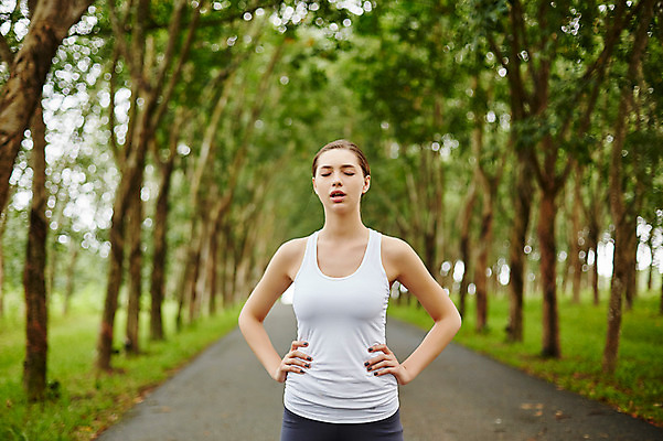 포토 JPG 주간 서양인 외국인 해외기획촬영 공원 여자 허리손 모션 휴식 2014년태국 한명 서기 사람 상반신 성인 야외 앞모습 30대 운동복 운동 눈감음 목표 열정 성인여자한명만 장년만 장년여자만 장년여자한명만 국내포토 자연요소 1 옷 공공시설 감정 뷰포인트 포즈 컨셉 건강 인종 장년 여자만 여자한명만 성인여자만 성인만 파일형식