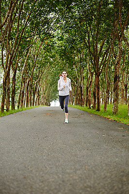 포토 JPG 주간 전신 서양인 외국인 해외기획촬영 공원 여자 모션 2014년태국 한명 사람 성인 야외 앞모습 30대 운동복 조깅 운동 목표 열정 성인여자한명만 장년만 장년여자만 장년여자한명만 국내포토 자연요소 1 옷 공공시설 감정 뷰포인트 컨셉 건강 인종 장년 여자만 여자한명만 성인여자만 성인만 파일형식