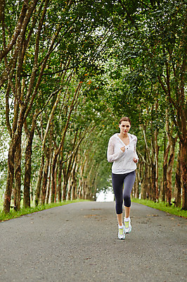 포토 JPG 주간 전신 서양인 외국인 해외기획촬영 공원 여자 모션 2014년태국 한명 사람 성인 야외 앞모습 30대 운동복 조깅 운동 목표 열정 성인여자한명만 장년만 장년여자만 장년여자한명만 국내포토 자연요소 1 옷 공공시설 감정 뷰포인트 컨셉 건강 인종 장년 여자만 여자한명만 성인여자만 성인만 파일형식