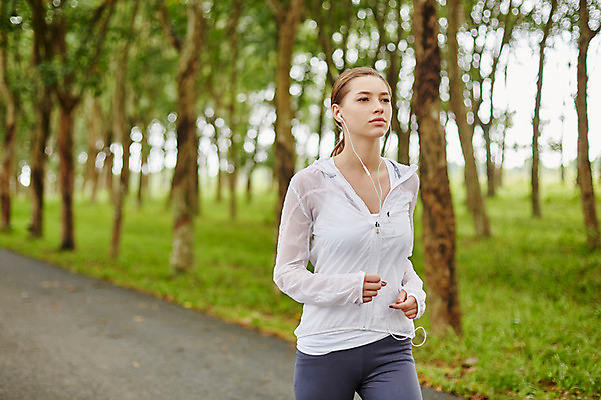 포토 JPG 주간 서양인 외국인 해외기획촬영 공원 여자 이어폰 노래 모션 2014년태국 한명 사람 상반신 성인 야외 앞모습 30대 운동복 조깅 운동 듣기 목표 열정 성인여자한명만 장년만 장년여자만 장년여자한명만 국내포토 자연요소 1 옷 공공시설 감정 음악 뷰포인트 음향기기 컨셉 건강 인종 장년 여자만 여자한명만 성인여자만 성인만 파일형식