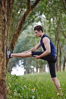 포토 JPG 주간 전신 서양인 외국인 나무 해외기획촬영 공원 남자 모션 2014년태국 한명 서기 사람 성인 야외 옆모습 30대 운동복 운동 스트레칭 풀 목표 열정 다리들기 성인남자한명만 장년만 장년남자만 장년남자한명만 국내포토 자연요소 식물 1 옷 공공시설 감정 뷰포인트 컨셉 건강 인종 장년 남자만 남자한명만 성인남자만 성인만 파일형식