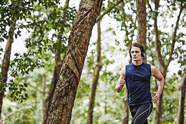 포토 JPG 주간 서양인 외국인 나무 해외기획촬영 공원 남자 모션 2014년태국 한명 사람 상반신 성인 야외 앞모습 30대 운동복 달리기 운동 헤드셋 목표 열정 성인남자한명만 장년만 장년남자만 장년남자한명만 국내포토 자연요소 식물 1 옷 공공시설 감정 뷰포인트 음향기기 컨셉 건강 인종 장년 헤드폰 남자만 남자한명만 성인남자만 성인만 파일형식