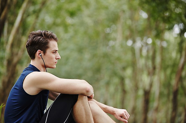 포토 JPG 주간 서양인 외국인 해외기획촬영 공원 남자 음악 이어폰 모션 휴식 2014년태국 한명 사람 앉기 상반신 성인 야외 옆모습 30대 운동복 운동 듣기 목표 열정 성인남자한명만 장년만 장년남자만 장년남자한명만 국내포토 자연요소 1 옷 공공시설 감정 뷰포인트 음향기기 컨셉 문화예술 건강 인종 장년 남자만 남자한명만 성인남자만 성인만 파일형식