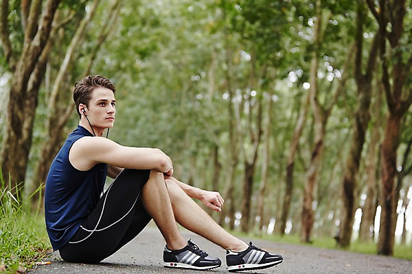 포토 JPG 주간 전신 서양인 외국인 해외기획촬영 공원 남자 음악 이어폰 모션 휴식 2014년태국 한명 사람 앉기 성인 야외 옆모습 30대 운동복 운동 듣기 목표 열정 성인남자한명만 장년만 장년남자만 장년남자한명만 국내포토 자연요소 1 옷 공공시설 감정 뷰포인트 음향기기 컨셉 문화예술 건강 인종 장년 남자만 남자한명만 성인남자만 성인만 파일형식