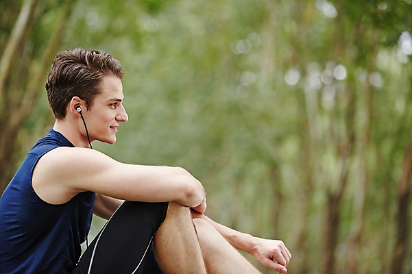 포토 JPG 주간 서양인 외국인 해외기획촬영 공원 남자 음악 이어폰 모션 휴식 2014년태국 한명 미소 사람 앉기 상반신 성인 야외 옆모습 30대 운동복 운동 듣기 목표 열정 성인남자한명만 장년만 장년남자만 장년남자한명만 국내포토 자연요소 1 옷 공공시설 감정 뷰포인트 음향기기 컨셉 문화예술 표정 건강 인종 장년 남자만 남자한명만 성인남자만 성인만 파일형식