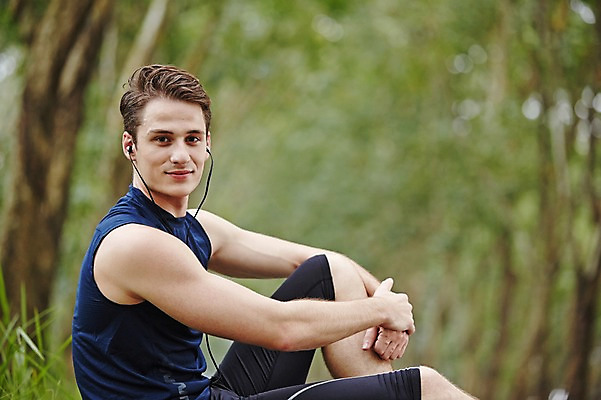 포토 JPG 주간 서양인 외국인 해외기획촬영 공원 남자 음악 이어폰 모션 휴식 2014년태국 한명 사람 앉기 상반신 성인 야외 옆모습 30대 운동복 운동 듣기 목표 열정 성인남자한명만 장년만 장년남자만 장년남자한명만 국내포토 자연요소 1 옷 공공시설 감정 뷰포인트 음향기기 컨셉 문화예술 건강 인종 장년 남자만 남자한명만 성인남자만 성인만 파일형식