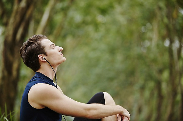 포토 JPG 주간 서양인 외국인 해외기획촬영 공원 남자 음악 이어폰 모션 휴식 2014년태국 한명 사람 앉기 상반신 성인 야외 옆모습 30대 운동복 운동 듣기 목표 열정 성인남자한명만 장년만 장년남자만 장년남자한명만 국내포토 자연요소 1 옷 공공시설 감정 뷰포인트 음향기기 컨셉 문화예술 건강 인종 장년 남자만 남자한명만 성인남자만 성인만 파일형식