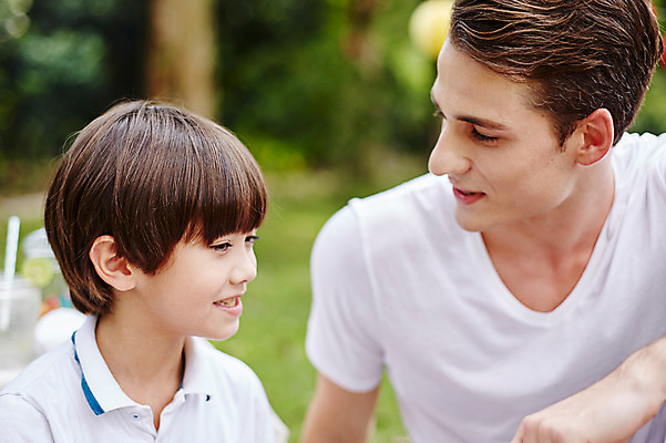 포토 JPG 주간 서양인 외국인 백인 해외기획촬영 공원 남자 아들 어린이 가족 모션 2014년태국 미소 사람 앉기 상반신 성인 야외 두명 앞모습 30대 캠핑 아빠 부자지간 국내포토 자연요소 공공시설 뷰포인트 관계 레저 표정 인종 장년 파일형식