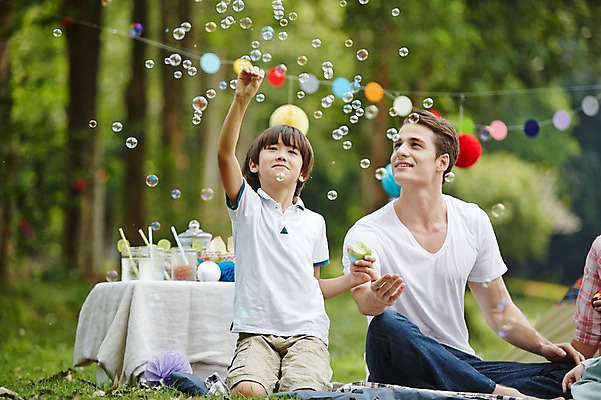포토 JPG 주간 전신 서양인 외국인 백인 해외기획촬영 공원 남자 아들 어린이 가족 모션 탁자 2014년태국 미소 사람 앉기 성인 야외 두명 앞모습 30대 캠핑 아빠 비눗방울 돗자리 가랜드 부자지간 국내포토 자연요소 공공시설 뷰포인트 가구 관계 레저 표정 인종 장년 파티용품 파일형식