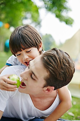 포토 JPG 주간 서양인 외국인 백인 해외기획촬영 공원 남자 아들 어린이 장난 가족 모션 2014년태국 들기 사람 상반신 성인 야외 두명 앞모습 30대 캠핑 아빠 사과 먹기 업기 부자지간 국내포토 자연요소 공공시설 뷰포인트 과일 관계 레저 인종 장년 파일형식