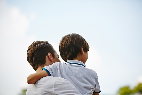 포토 JPG 주간 서양인 외국인 백인 해외기획촬영 공원 남자 아들 어린이 가족 안기 모션 하늘 2014년태국 서기 사람 상반신 성인 야외 두명 뒷모습 30대 아빠 부자지간 국내포토 자연요소 공공시설 뷰포인트 관계 인종 장년 파일형식