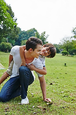 포토 JPG 주간 전신 서양인 외국인 백인 해외기획촬영 공원 남자 아들 어린이 장난 가족 모션 2014년태국 사람 잔디 성인 야외 두명 앞모습 30대 아빠 업기 부자지간 국내포토 자연요소 식물 공공시설 뷰포인트 관계 인종 장년 파일형식