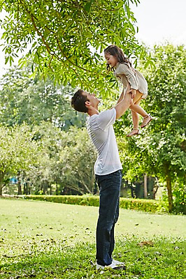 포토 JPG 주간 전신 서양인 외국인 나무 백인 해외기획촬영 공원 여자 남자 딸 어린이 가족 모션 2014년태국 서기 사람 성인 야외 두명 옆모습 30대 아빠 들어올리기 부녀 국내포토 자연요소 식물 공공시설 뷰포인트 관계 인종 장년 파일형식