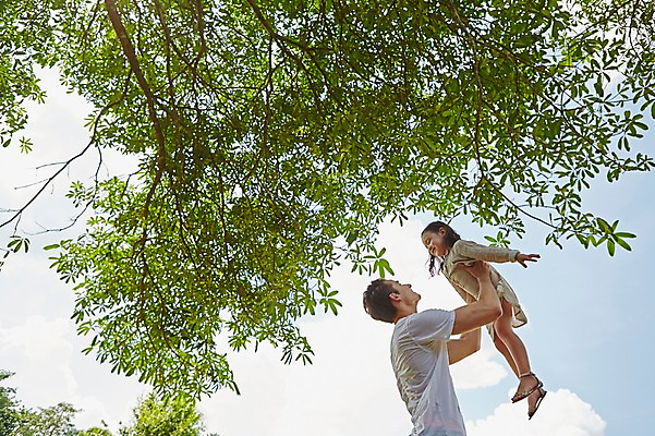 포토 JPG 주간 전신 서양인 외국인 나무 백인 구름 해외기획촬영 공원 여자 남자 딸 어린이 가족 모션 하늘 2014년태국 서기 사람 상반신 성인 야외 두명 옆모습 30대 아빠 들어올리기 부녀 국내포토 자연요소 식물 공공시설 뷰포인트 관계 인종 장년 파일형식