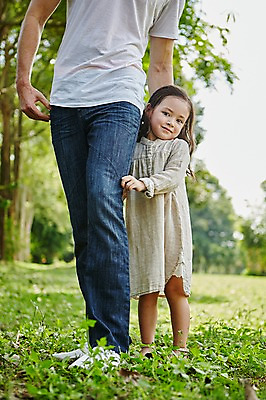 포토 JPG 주간 전신 서양인 외국인 백인 해외기획촬영 공원 여자 남자 딸 어린이 가족 모션 2014년태국 서기 미소 사람 잔디 성인 야외 두명 앞모습 30대 하반신 잡기 아빠 부녀 국내포토 자연요소 식물 공공시설 뷰포인트 관계 표정 인종 장년 파일형식