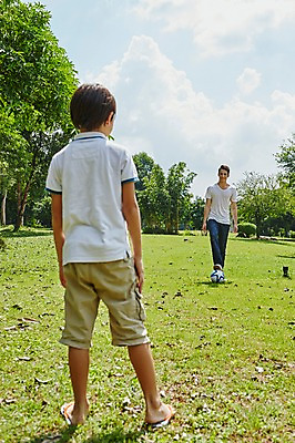 포토 JPG 주간 전신 서양인 외국인 백인 해외기획촬영 공원 남자 아들 어린이 축구공 가족 모션 2014년태국 서기 사람 잔디 성인 야외 두명 앞모습 뒷모습 30대 축구 아빠 부자지간 국내포토 자연요소 식물 공공시설 뷰포인트 공 축구용품 관계 인종 장년 구기 파일형식