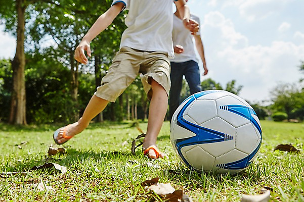 포토 JPG 주간 서양인 외국인 백인 해외기획촬영 공원 남자 아들 어린이 축구공 가족 모션 2014년태국 사람 잔디 성인 야외 두명 30대 축구 하반신 아빠 킥 부자지간 국내포토 자연요소 식물 공공시설 공 축구용품 관계 인종 장년 구기 파일형식