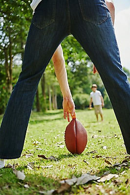 포토 JPG 주간 전신 서양인 외국인 백인 해외기획촬영 공원 남자 아들 어린이 가족 모션 2014년태국 서기 사람 잔디 성인 야외 두명 앞모습 뒷모습 30대 럭비 하반신 아빠 럭비공 부자지간 국내포토 자연요소 식물 공공시설 뷰포인트 공 관계 인종 장년 구기 럭비용품 파일형식