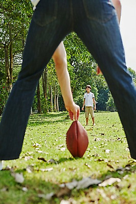 포토 JPG 주간 전신 서양인 외국인 백인 해외기획촬영 공원 남자 아들 어린이 가족 모션 2014년태국 서기 사람 성인 야외 두명 앞모습 뒷모습 30대 럭비 하반신 아빠 럭비공 부자지간 국내포토 자연요소 공공시설 뷰포인트 공 관계 인종 장년 구기 럭비용품 파일형식