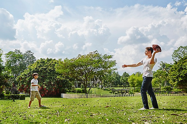 포토 JPG 주간 전신 서양인 외국인 백인 구름 해외기획촬영 공원 남자 아들 어린이 가족 모션 하늘 2014년태국 서기 들기 사람 성인 야외 두명 옆모습 30대 럭비 던지기 아빠 럭비공 부자지간 국내포토 자연요소 공공시설 뷰포인트 공 관계 인종 장년 구기 럭비용품 파일형식