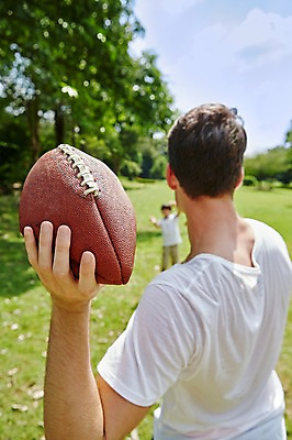 포토 JPG 주간 서양인 외국인 백인 해외기획촬영 공원 남자 아들 어린이 가족 모션 2014년태국 서기 들기 사람 상반신 성인 야외 두명 앞모습 뒷모습 30대 럭비 던지기 아빠 럭비공 부자지간 국내포토 자연요소 공공시설 뷰포인트 공 관계 인종 장년 구기 럭비용품 파일형식