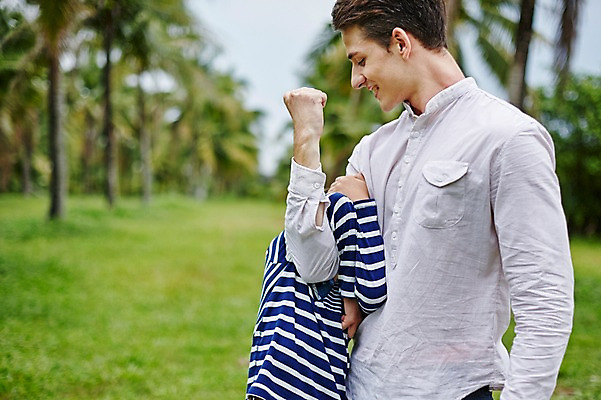 포토 JPG 주간 서양인 외국인 백인 해외기획촬영 공원 남자 아들 어린이 가족 모션 매달리기 2014년태국 서기 사람 상반신 성인 야외 두명 옆모습 30대 아빠 부자지간 국내포토 자연요소 공공시설 뷰포인트 관계 인종 장년 파일형식