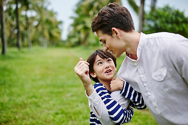 포토 JPG 주간 서양인 외국인 백인 해외기획촬영 공원 남자 아들 어린이 가족 모션 매달리기 2014년태국 서기 미소 사람 상반신 성인 야외 두명 앞모습 30대 아빠 부자지간 국내포토 자연요소 공공시설 뷰포인트 관계 표정 인종 장년 파일형식
