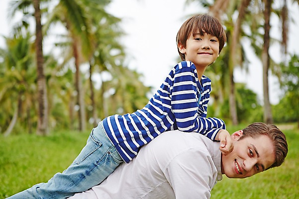 포토 JPG 주간 서양인 외국인 백인 해외기획촬영 공원 남자 아들 어린이 가족 모션 2014년태국 미소 사람 상반신 성인 야외 두명 옆모습 30대 아빠 업기 부자지간 국내포토 자연요소 공공시설 뷰포인트 관계 표정 인종 장년 파일형식