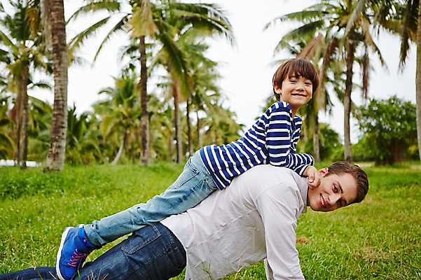 포토 JPG 주간 전신 서양인 외국인 나무 백인 해외기획촬영 공원 남자 아들 어린이 가족 모션 2014년태국 미소 사람 잔디 상반신 성인 야외 두명 옆모습 30대 아빠 승차 업기 부자지간 국내포토 자연요소 식물 공공시설 뷰포인트 관계 표정 인종 장년 파일형식