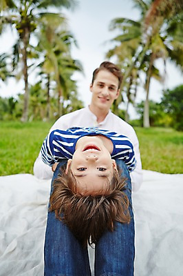 포토 JPG 주간 서양인 외국인 백인 해외기획촬영 공원 남자 아들 어린이 장난 가족 모션 2014년태국 미소 사람 앉기 상반신 성인 야외 두명 앞모습 30대 아빠 부자지간 국내포토 자연요소 공공시설 뷰포인트 관계 표정 인종 장년 파일형식