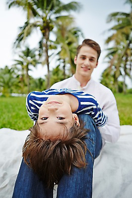포토 JPG 주간 서양인 외국인 백인 해외기획촬영 공원 남자 아들 어린이 장난 가족 모션 2014년태국 미소 사람 앉기 상반신 성인 야외 두명 앞모습 30대 아빠 부자지간 국내포토 자연요소 공공시설 뷰포인트 관계 표정 인종 장년 파일형식