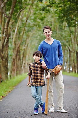 포토 JPG 주간 전신 서양인 외국인 백인 해외기획촬영 공원 남자 아들 어린이 가족 모션 2014년태국 서기 미소 들기 사람 성인 야외 두명 앞모습 30대 야구 야구방망이 글러브 야구글러브 아빠 야구공 부자지간 국내포토 자연요소 공공시설 스포츠용품 뷰포인트 장갑 공 관계 표정 인종 장년 구기 야구용품 파일형식